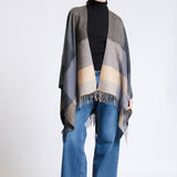 Poncho Unisex Con Lineas Y Barbas