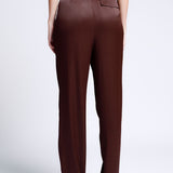 Pantalon Carrot Satinado Pinzas Delanteras