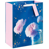 Bolsa de regalo grande con peonías rosadas de 13" sobre fondo azul